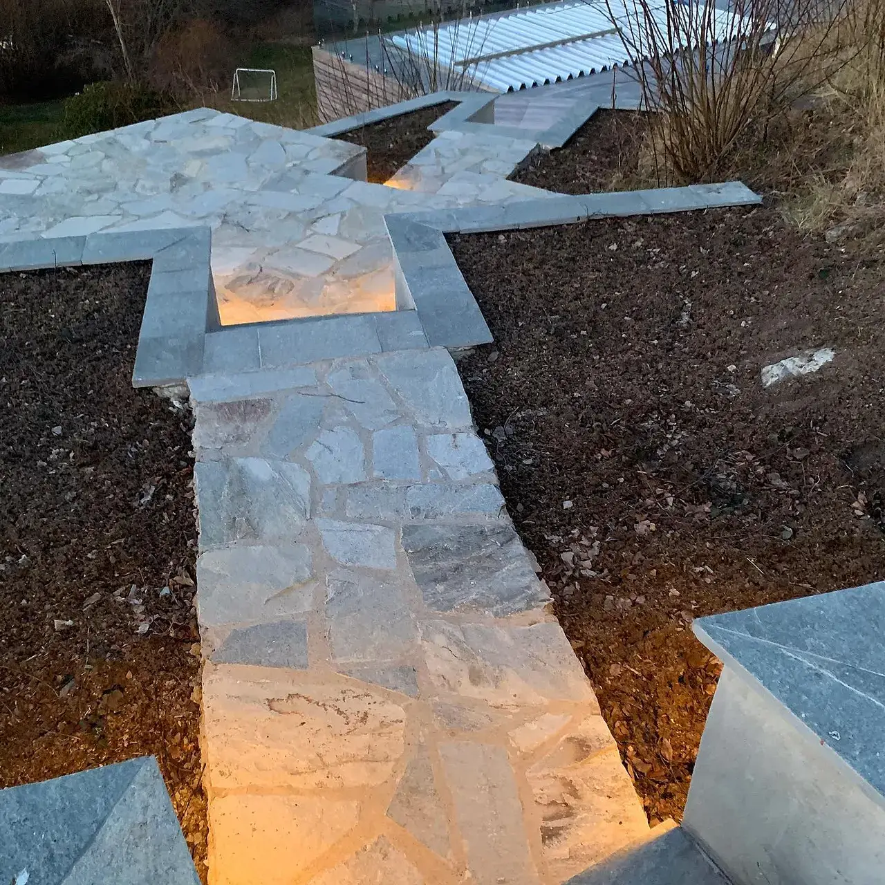 Bygge av stödmurar och trappor med planteringar! 