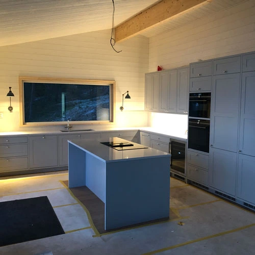 Träfasad i kärnvirke på nybyggt hus i skärgårdsmiljö