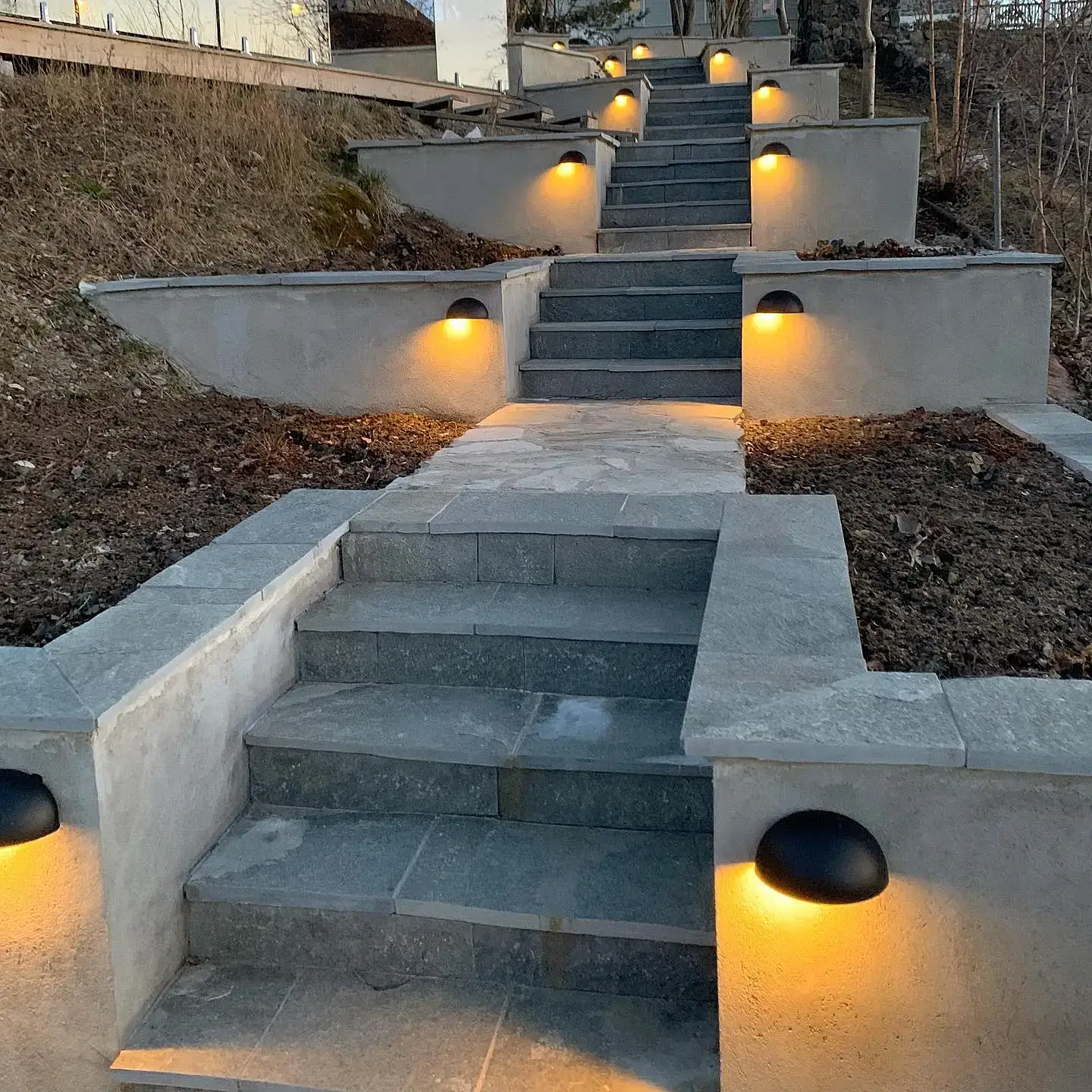 Bygge av stödmurar och trappor med planteringar! 