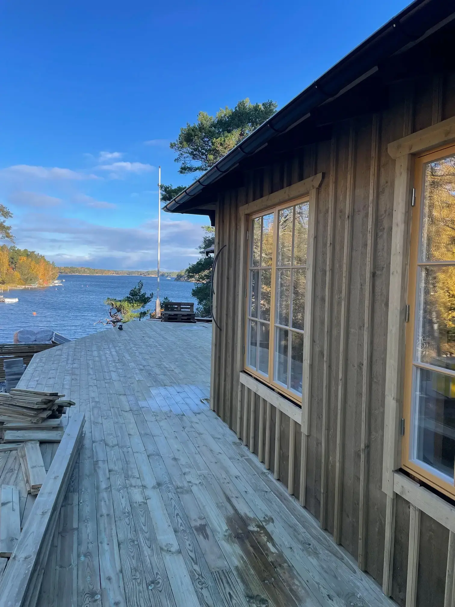 Husbygge på Ljusterö med utsikt över havet